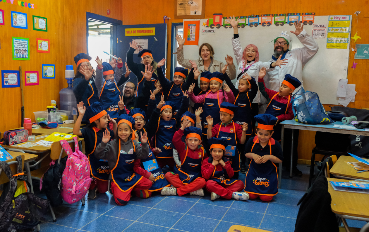 Alumnos del Colegio Adriana Aránguiz Cerda de San Vicente en programa super sano Agrosuper